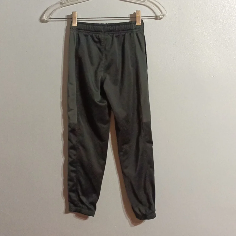 Nike boys black and gray joggers in a size large 6-7years